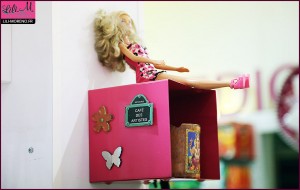 Une Barbie défoncée près du café des artistes